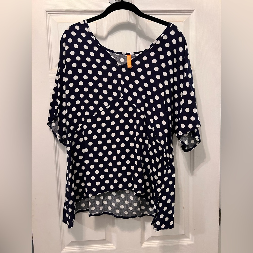 Feiersi top, high/low, navy/white dot